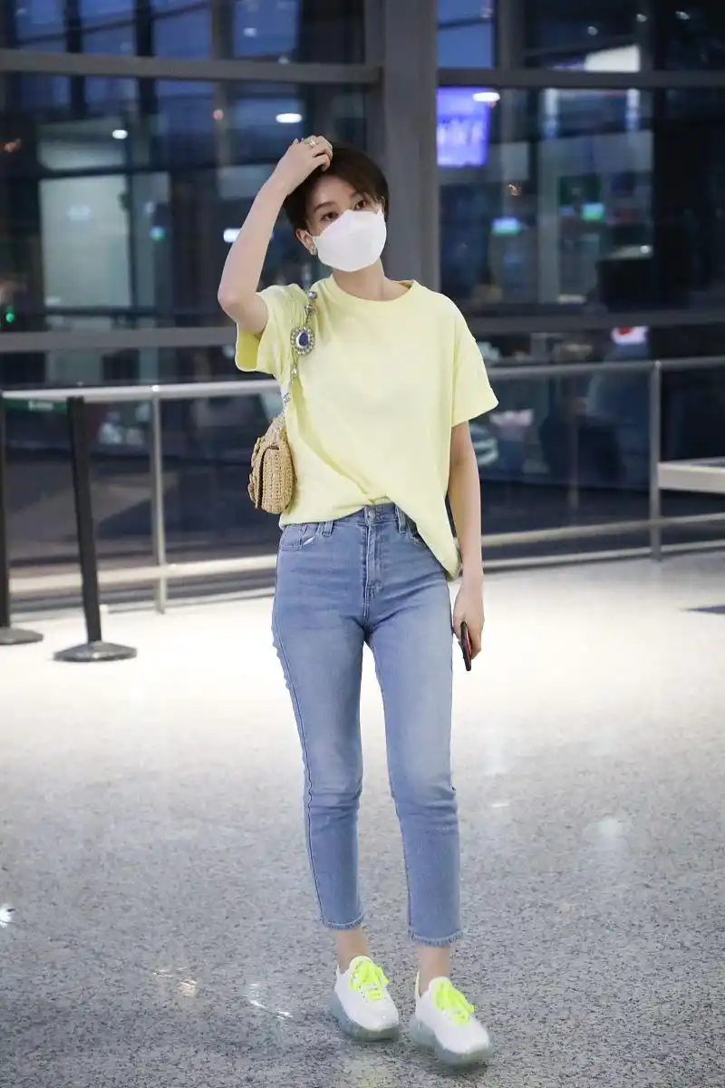 乔欣街拍:t恤牛仔裤jimmy choo老爹鞋 清爽靓丽