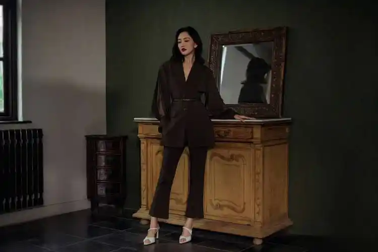 王鸥纯色西服套装搭配白色凉鞋,气质女神驾到!