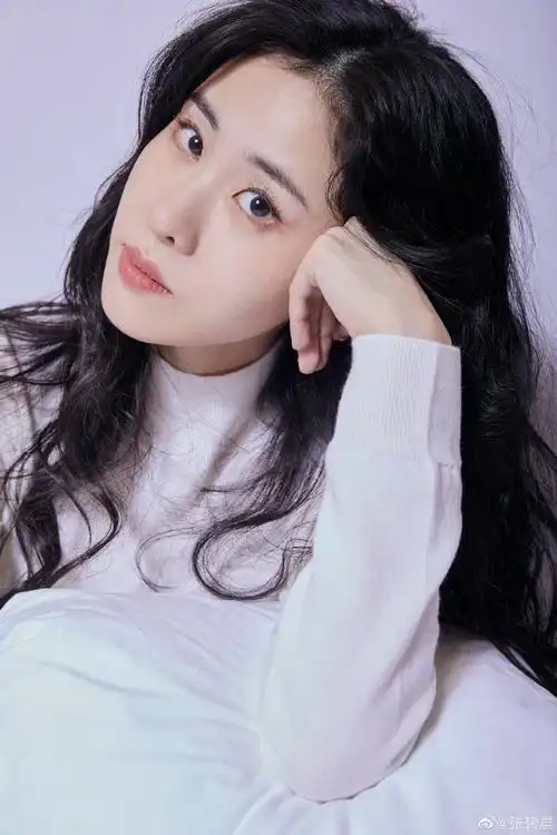 张碧晨白色毛衣随拍##张碧晨晒随拍九宫格