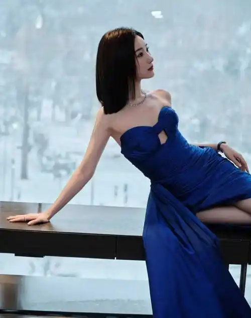 毛晓彤克莱恩蓝抹胸礼服裙美极啦_裙子_身材_时尚