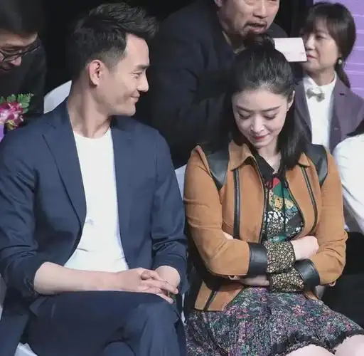 蒋欣和王凯贴脸私语太甜蜜她穿碎花裙扎丸子头少女感十足