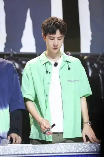 王一博带火夏日男友风薄荷衬衫搭休闲裤帅爆酷盖男孩超绝