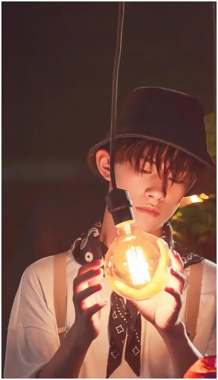 网友偶遇易烊千玺逛集市,助理胖虎不在身边,帅哥好闲情逸致,还是那个