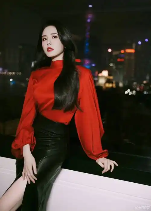 2月16日的分享中,曾黎先是以一身红色礼服搭配黑短裙的高贵造型示人