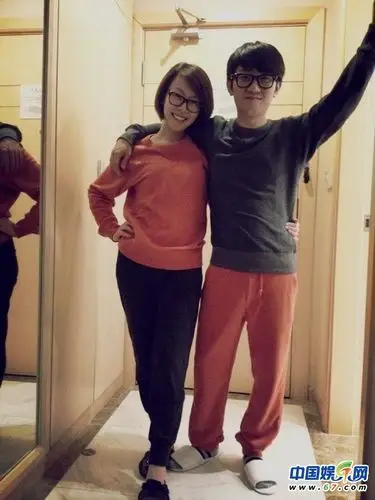 金志文晒妻子金兰大肚照两人海边恩爱度假组图