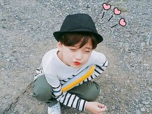 卖萌的小男孩_简直萌到不得了_可爱图片