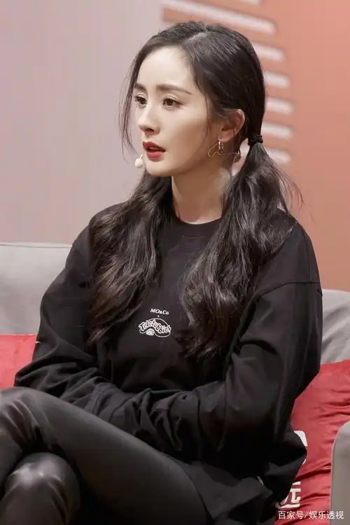 杨幂参加漫画腰挑战,好身材一览无遗,比当年反手摸肚脐照更带感