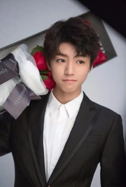 王俊凯和红玫瑰合影,发型亮了,网友调侃:花蔫了