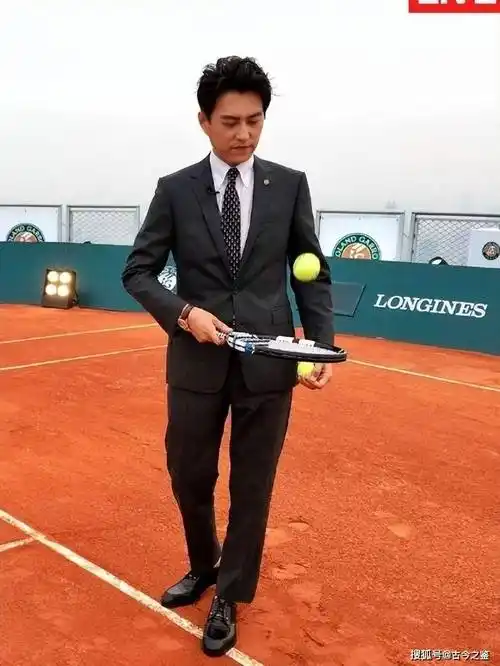 不拍戏就"消失",47岁的靳东,已经走上了男演员的另一条大道