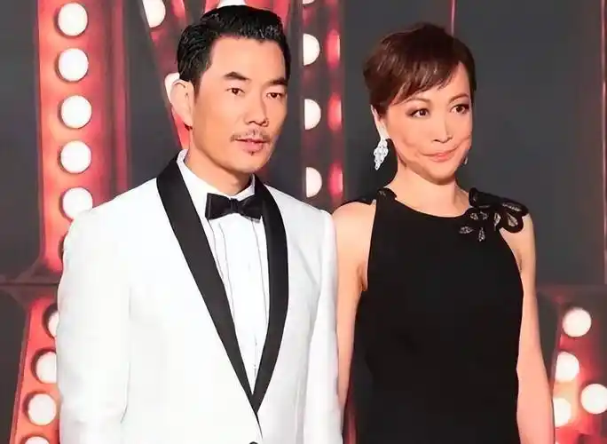 56岁任贤齐和53岁妻子罕见同框,仅差三岁,却一个如青年_时尚_年龄