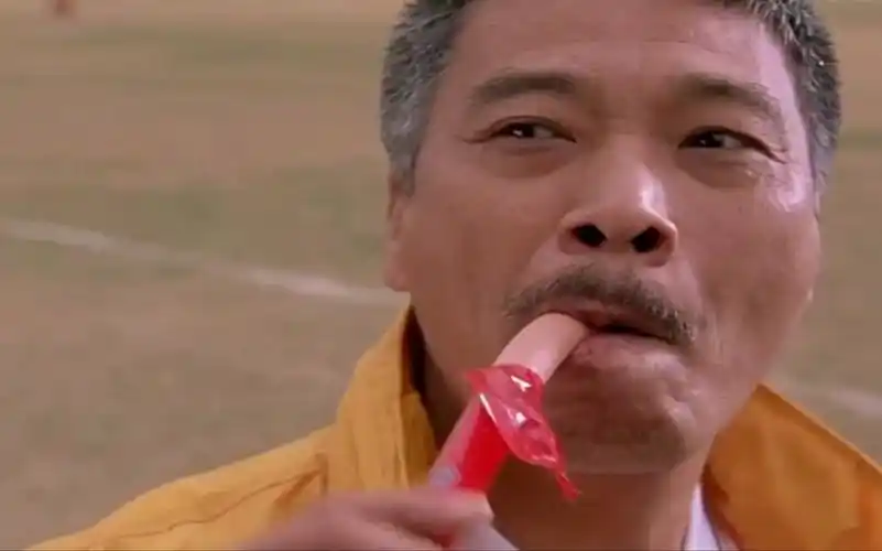 周星驰经典片段《少林足球》达叔吃火腿肠的片段一个字"帅".