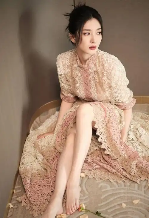 江疏影不愧是"斩女"杀手!一袭宫廷风蕾丝裙妆容精致,哇塞