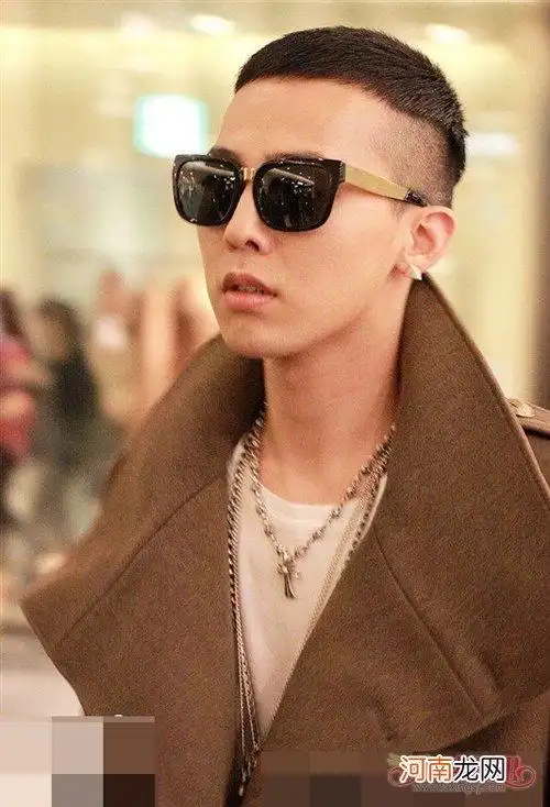 文章插图日本男生剃圆寸头两边铲掉造型设计,太阳眼镜