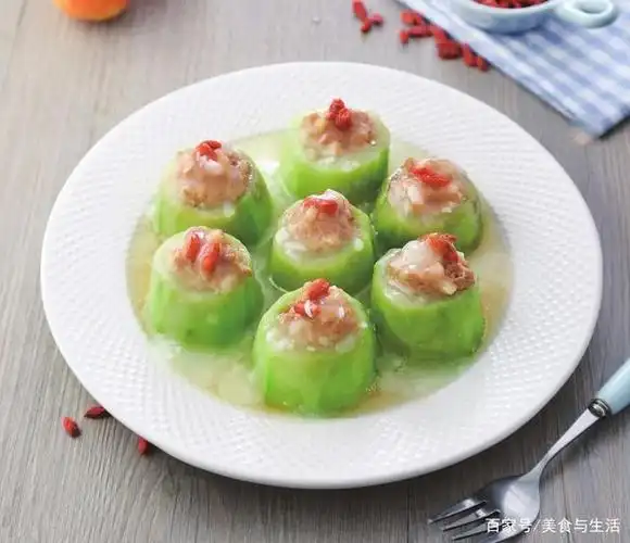 丝瓜这个做法,只需蒸五分钟,清爽鲜甜,比炒着还好吃