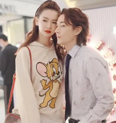 戚薇与老公贴面合影夫妻俩郎才女貌颜值超高