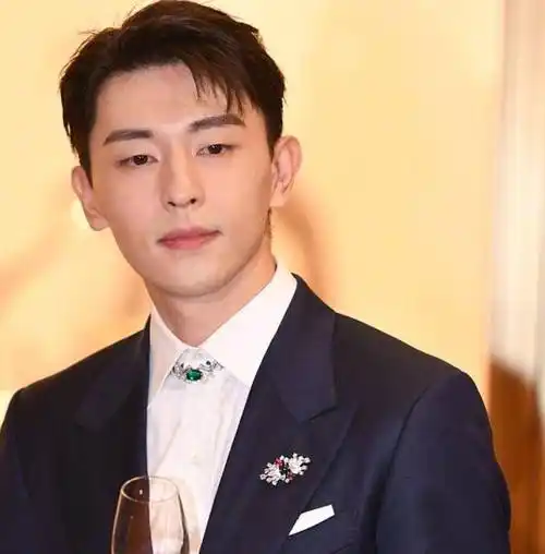 邓伦活动生图曝光我却在关注一旁的舒淇44岁的样子真实了