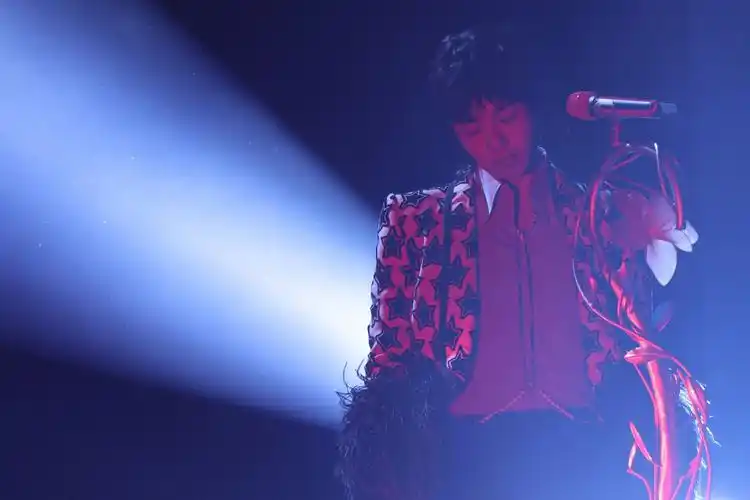 华晨宇出席湖南卫视跨年晚会两首新歌电视首唱