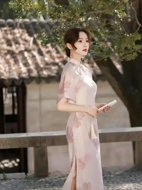 突然,一位美丽的姑娘穿着一袭红色旗袍,优雅地走在人群之中.