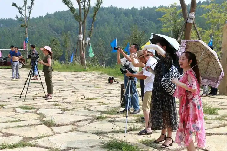 "桃花三月三"剧组赴庙前关雎河畔mv拍摄现场,烈日似火,但小朋友战酷暑
