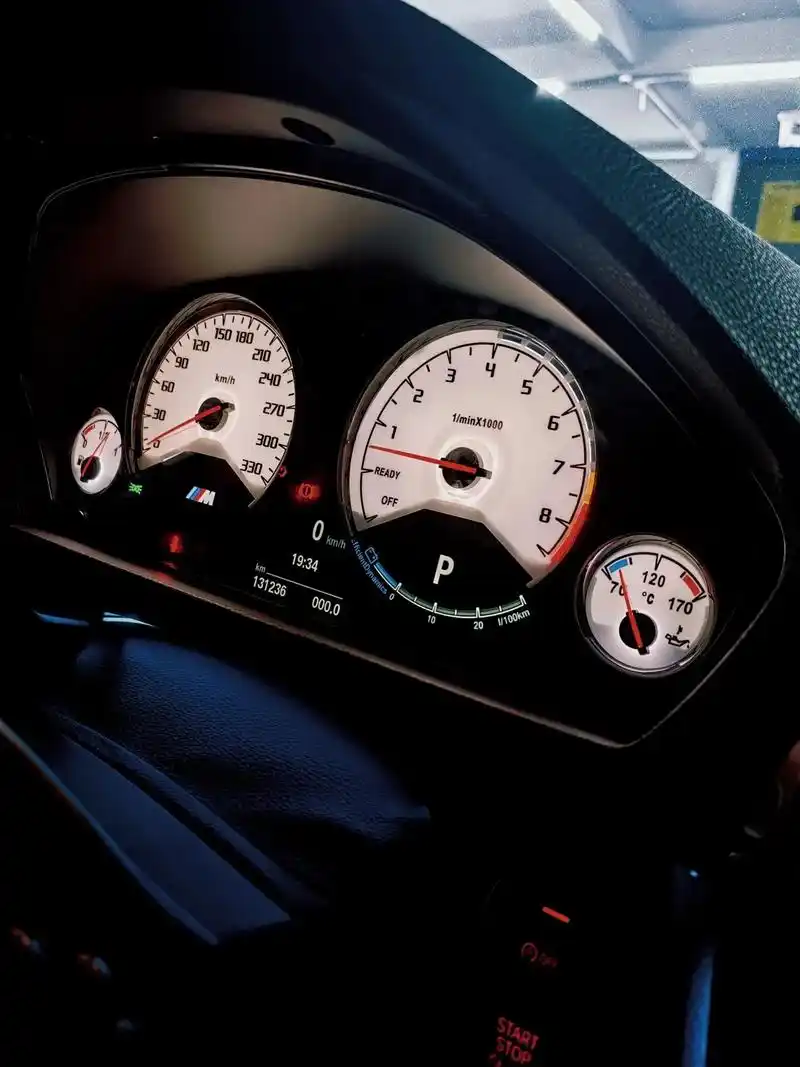 最后几张图是五系的白底哟#宝马 #宝马白色仪表纸 #宝马五系