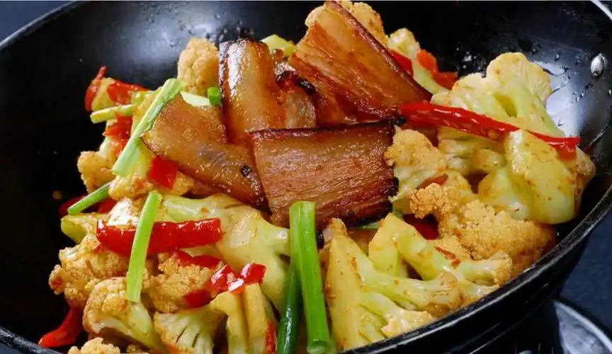 5 腊肉炒花菜准备食材如下:腊肉(半肥瘦)150克,花菜1棵,大葱1根,豌豆