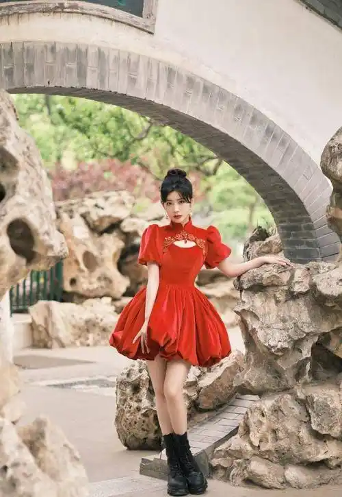 赖美云美上电视,穿旗袍裙亮相晚会,配马丁靴却暴露了小粗腿_女生_时尚