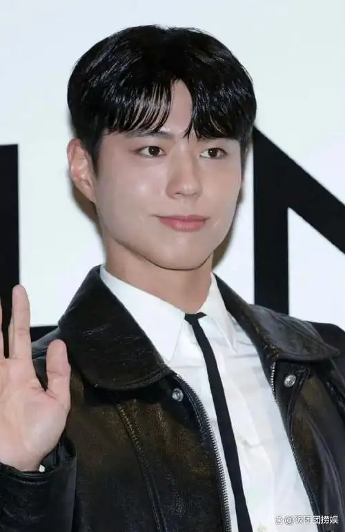 日前,韩流一线小生朴宝剑亮相某品牌活动,活动照片一出,粉丝立马不