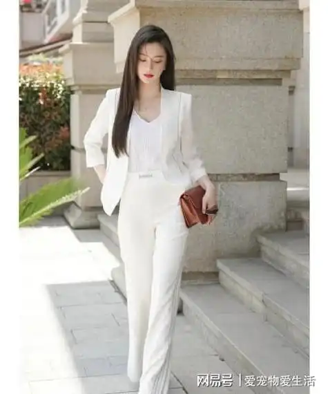 白色小西装怎么搭配裤子?