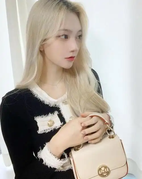 女孩将头发染成金色,漂亮得像洋娃娃