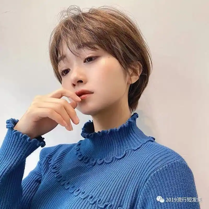 "短发小可爱"