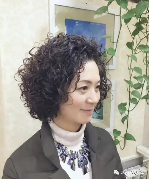 新年到了,回家带妈妈去发廊烫这款发型,减龄又时尚, 让妈妈抓住潮流的