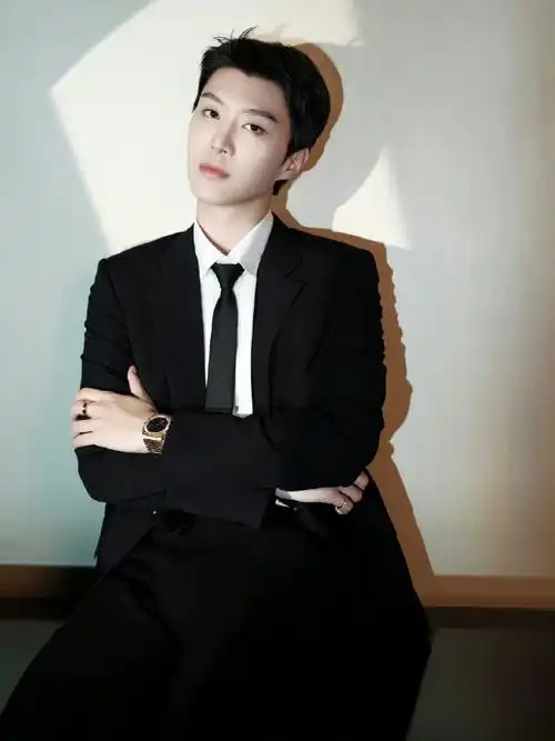 范丞丞出席第37届大众电影百花奖提名表彰仪式,身着givenchy西服套装