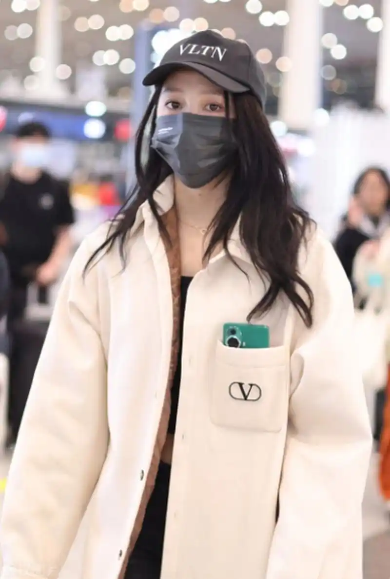 关晓彤在机场曝光了一组街拍照,引起了广大网友的关注.