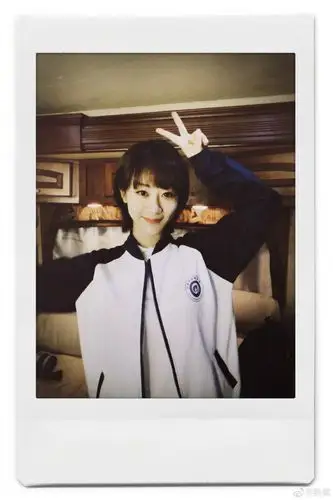 杨紫晒穿高中校服造型拍立得短发出镜校园感十足