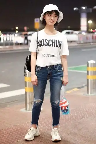 听到自己的偶像要来,沈月上挑嘴角引人注意,月月实在太可爱了