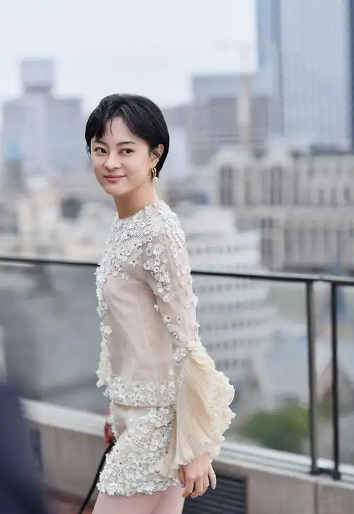 孙俪打扮太美了穿刺绣连衣短裙出镜气质甜美又显年轻