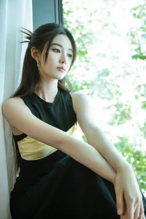 徐艺洋吊带连衣裙长发飘飘写真_眼睛_网友_五官