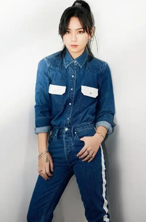 周笔畅太厉害了竟将2条牛仔裤拼成长裙又学到了新技能