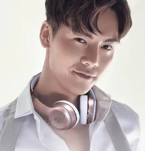 精致侧颜杀!陈伟霆潮酷演绎斯文精英男