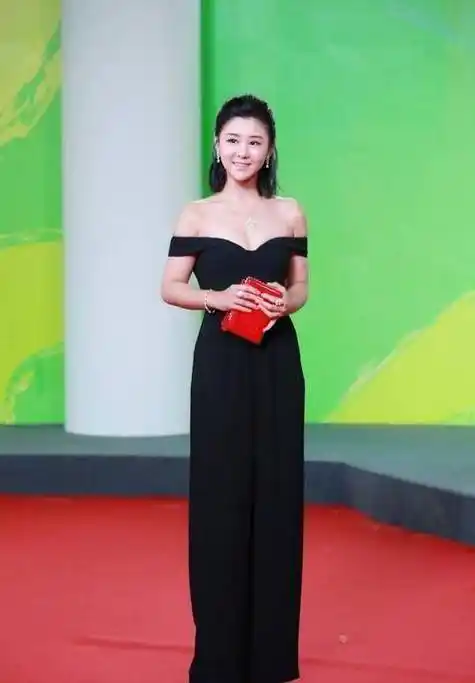 李小萌王雷在豪宅里庆生穿露背裙嫩得像个水蜜桃让人心动