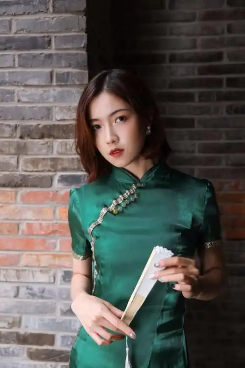 中年女士拍摄旗袍写真照,7个简单的姿势学起来,既显气质又优雅