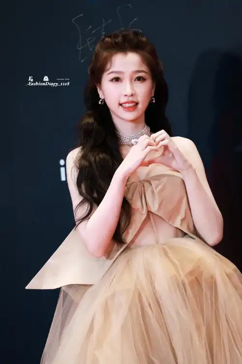 虞书欣一个人走红毯