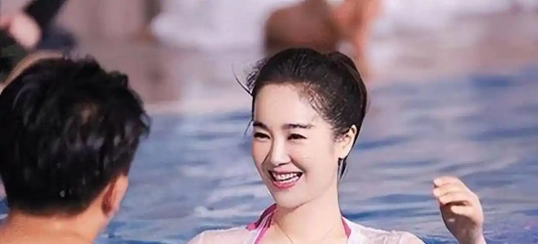 左小青惊艳泳装亮相,网友疯狂热议:绝世美女谁能抗拒?_人们_泳衣_形象