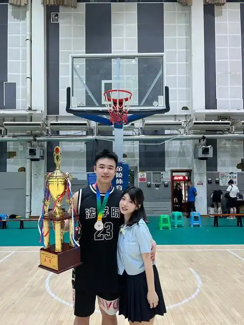 在一起一年半多了!给大家看看30cm身高差的合照!