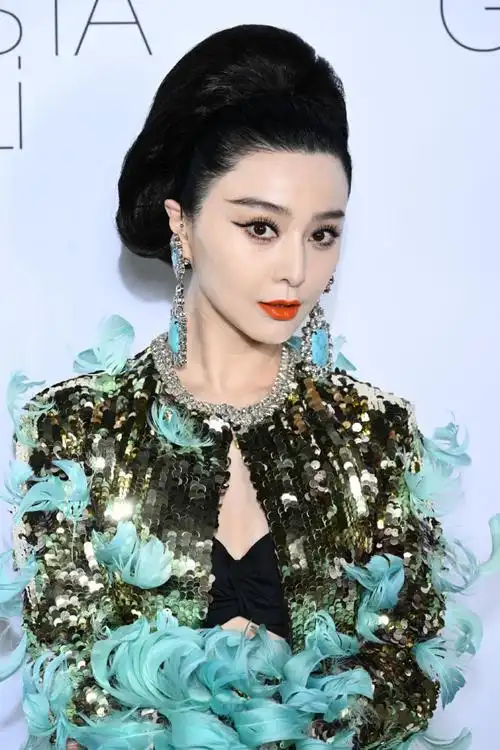 卧槽!#范冰冰##巴黎时装周#看秀第二套造型极清美图大赏!