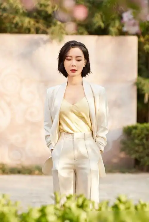 陈数越来越离不开职业装打扮?