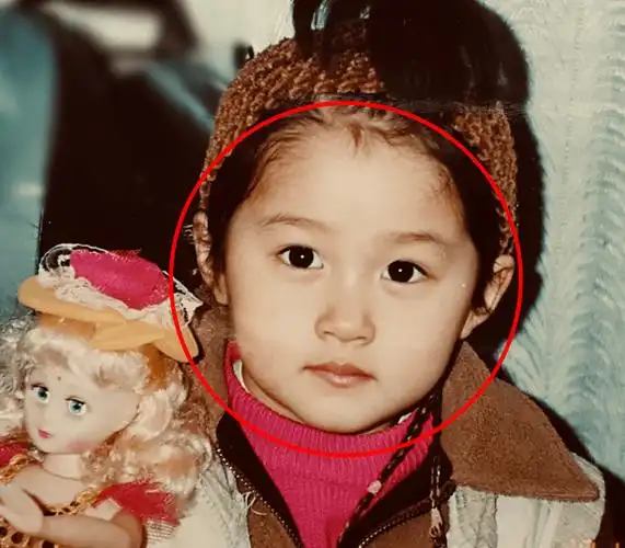 关晓彤童年照被疯传,放大照片细看五官变化,有无整容一眼便知_小时候