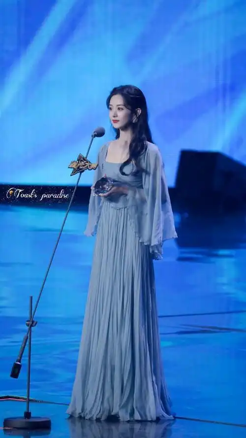 赵丽颖越来越美了,穿蓝色纱裙秀纤细身材,一点不像是生过娃的人.