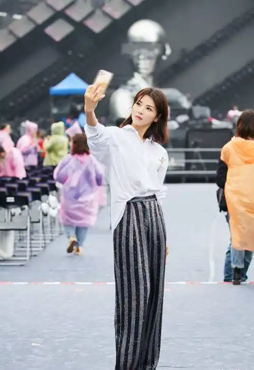 刘涛穿衣太大胆了,裙子高腰时尚到大腿根部,身材前v领更是开到腰_设计