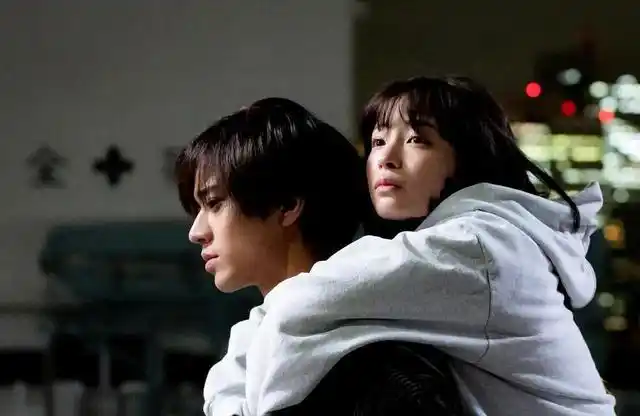 今天给大家推荐一部最新浪漫日剧《黄昏时分牵着手》,颜值高,故事平淡